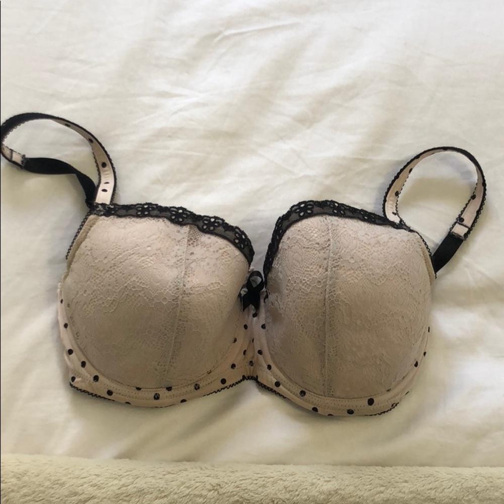 Laced bra wired on the bottom